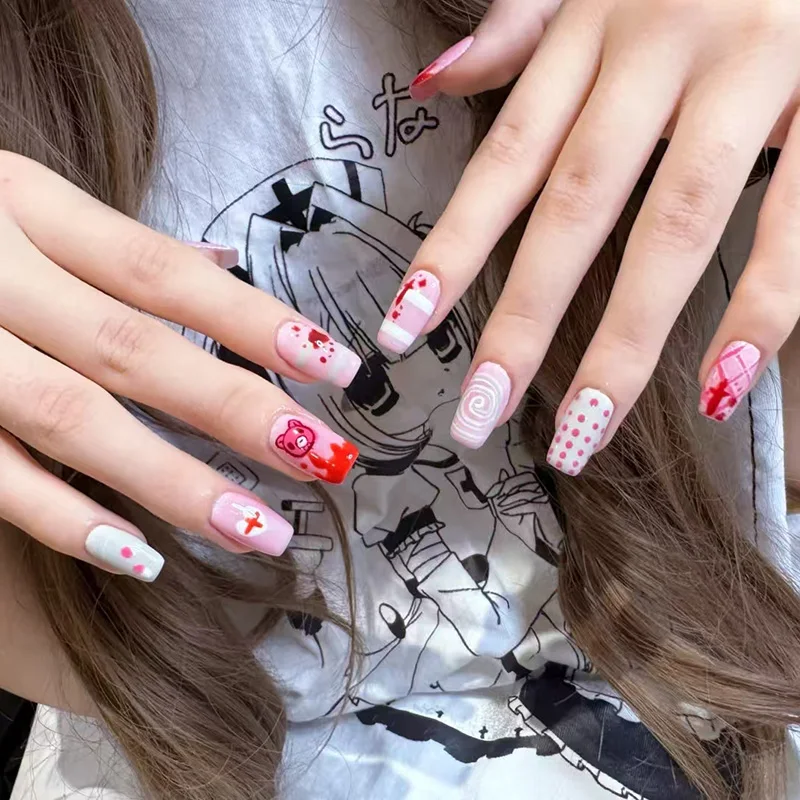 Nail Art Motif - キュートなピンクのベアブリックプレスオンネイル、ミディアムロング丈、漫画風ネイルアートステッカー、ニッチデザイン、ホワイトニングフェイクネイル（女性用）