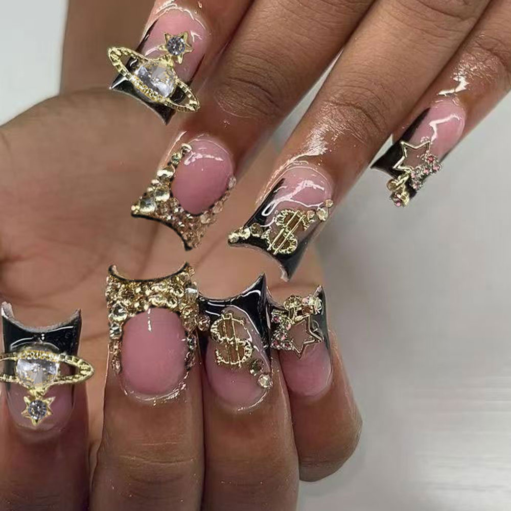 Nail Art Y2K - Y2Kスタイルのダックビル型フレンチプレスネイル24個、3D合金の星とラインストーンの装飾付き。