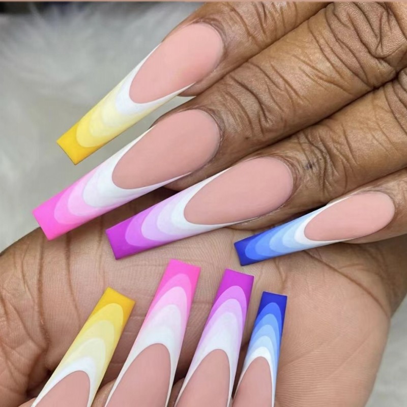 Nail Art Y2K - 女性・女の子向けY2Kグラデーションブルーパープルブラウン幾何学模様ストリップスフルカバープレスオンつけ爪ネイルアートセット（ショート・ミディアムサイズ）