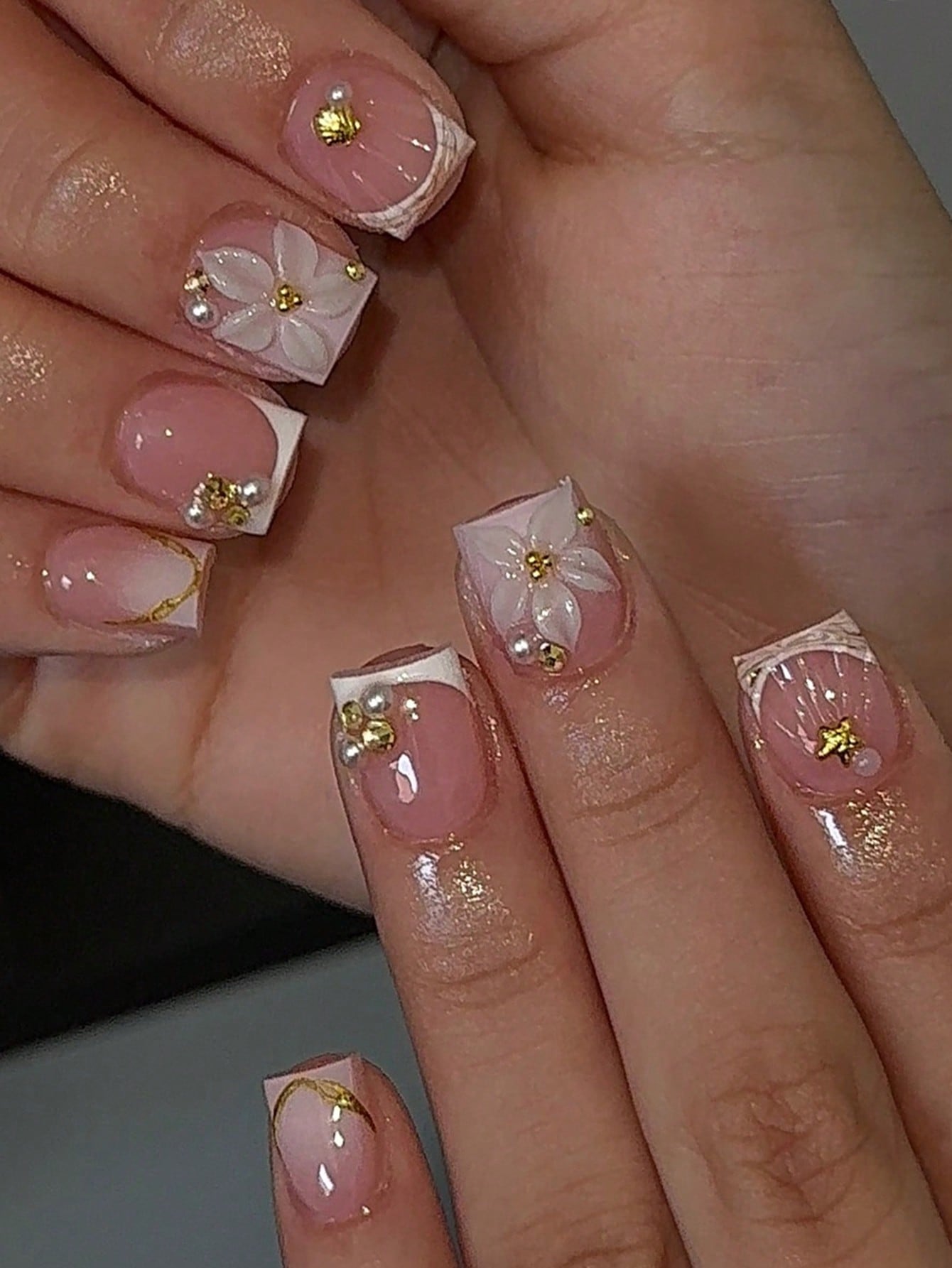 24個入りショートスクエアホワイトフレンチフラワーアクリルプ - Nail Art Y2K のレビューと価格