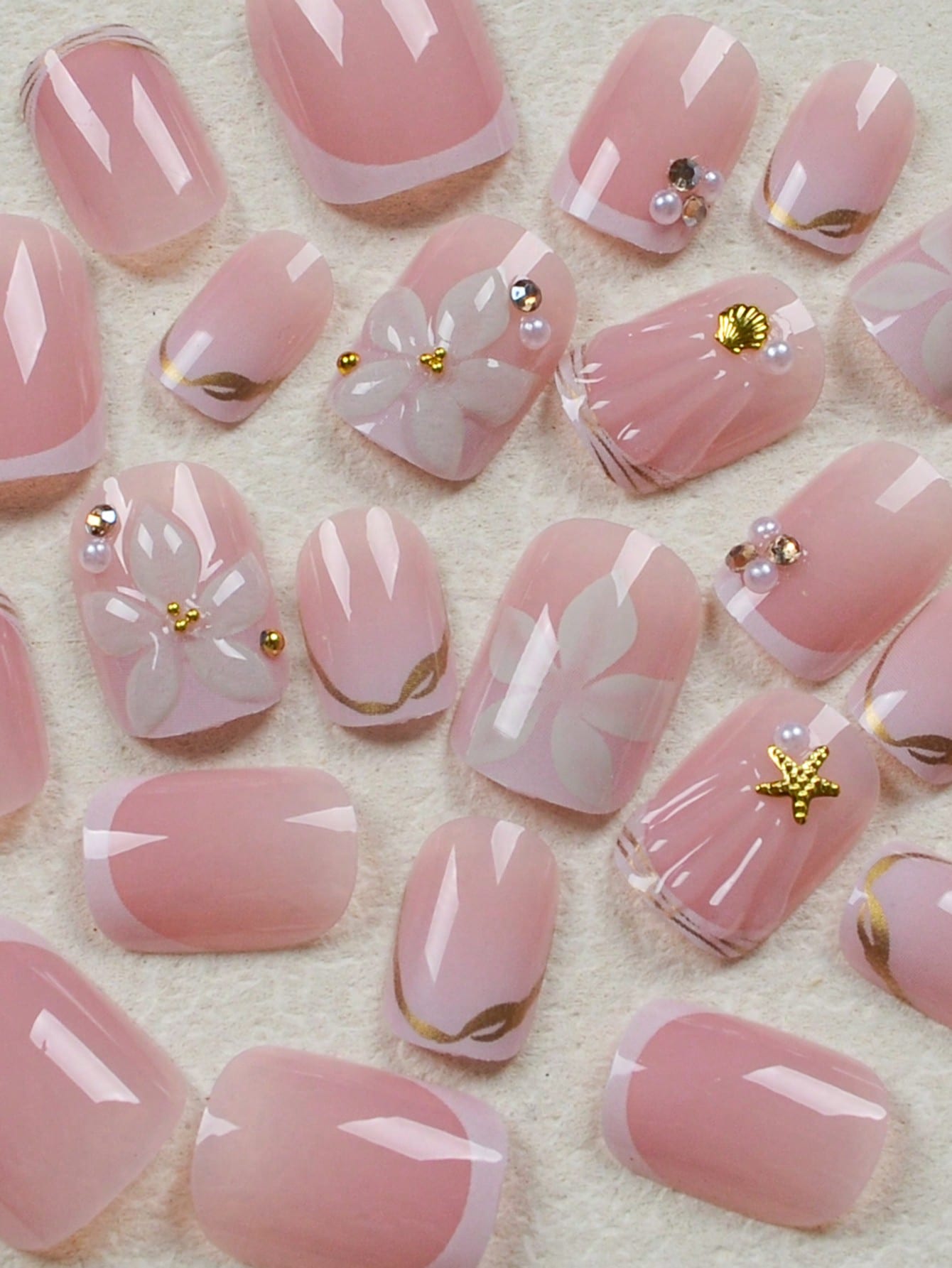 24個入りショートスクエアホワイトフレンチフラワーアクリルプ - Nail Art Y2K のレビューと価格