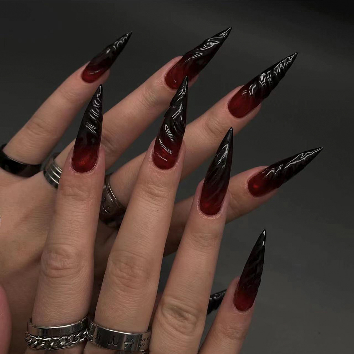 24枚入り スティレットシェイプ ブラックレッド つけ爪 エ - Nail Art Y2K のレビューと価格