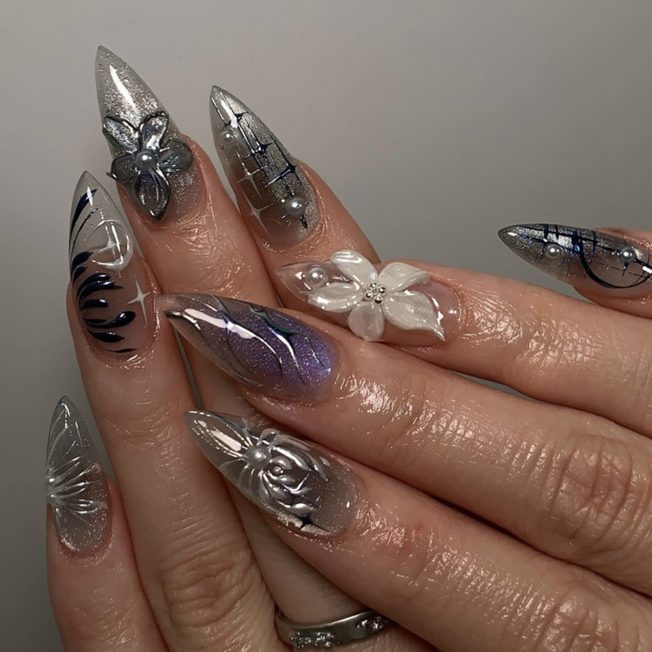 24枚入り スティレットシェイプ ブラックレッド つけ爪 エ - Nail Art Y2K のレビューと価格
