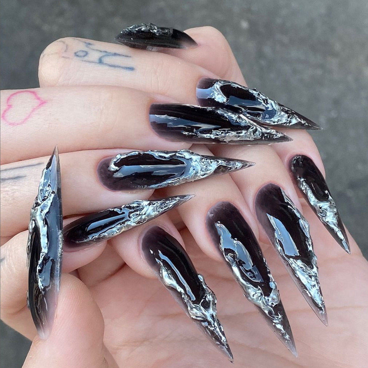 24枚入り スティレットシェイプ ブラックレッド つけ爪 エ - Nail Art Y2K のレビューと価格
