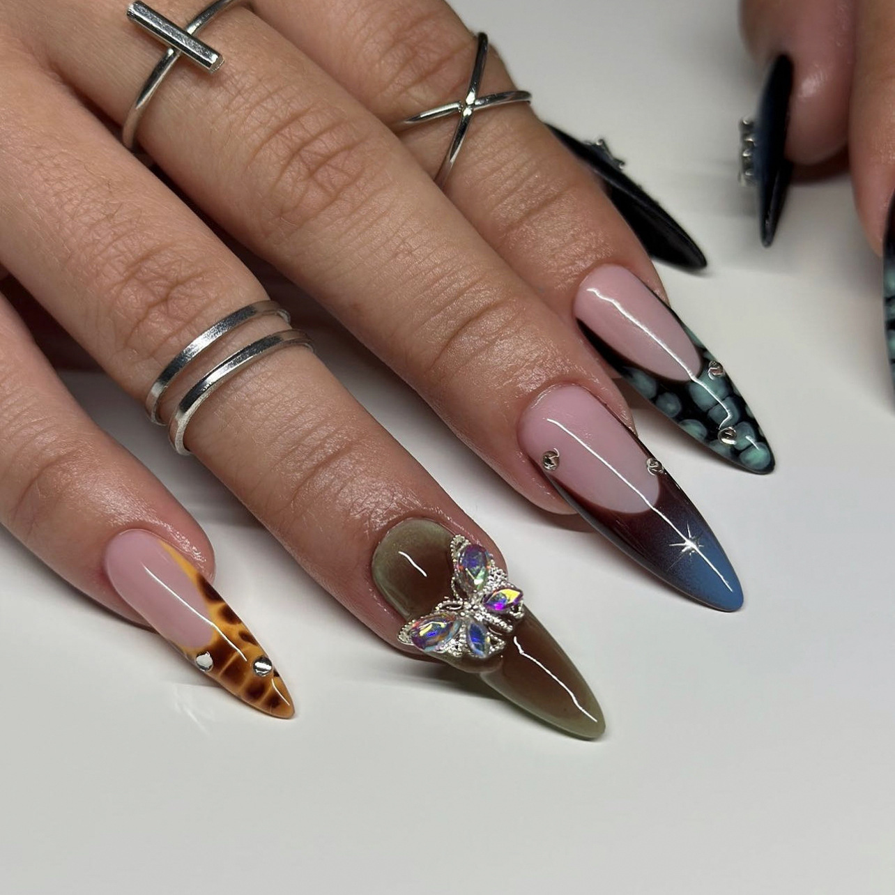 24枚入り スティレットシェイプ ブラックレッド つけ爪 エ - Nail Art Y2K のレビューと価格
