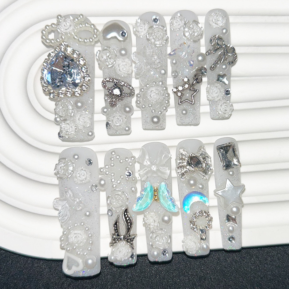10個入り キュートなジライ系ホワイトハンドメイドつけ爪 3 - Nail Art Y2K のレビューと価格