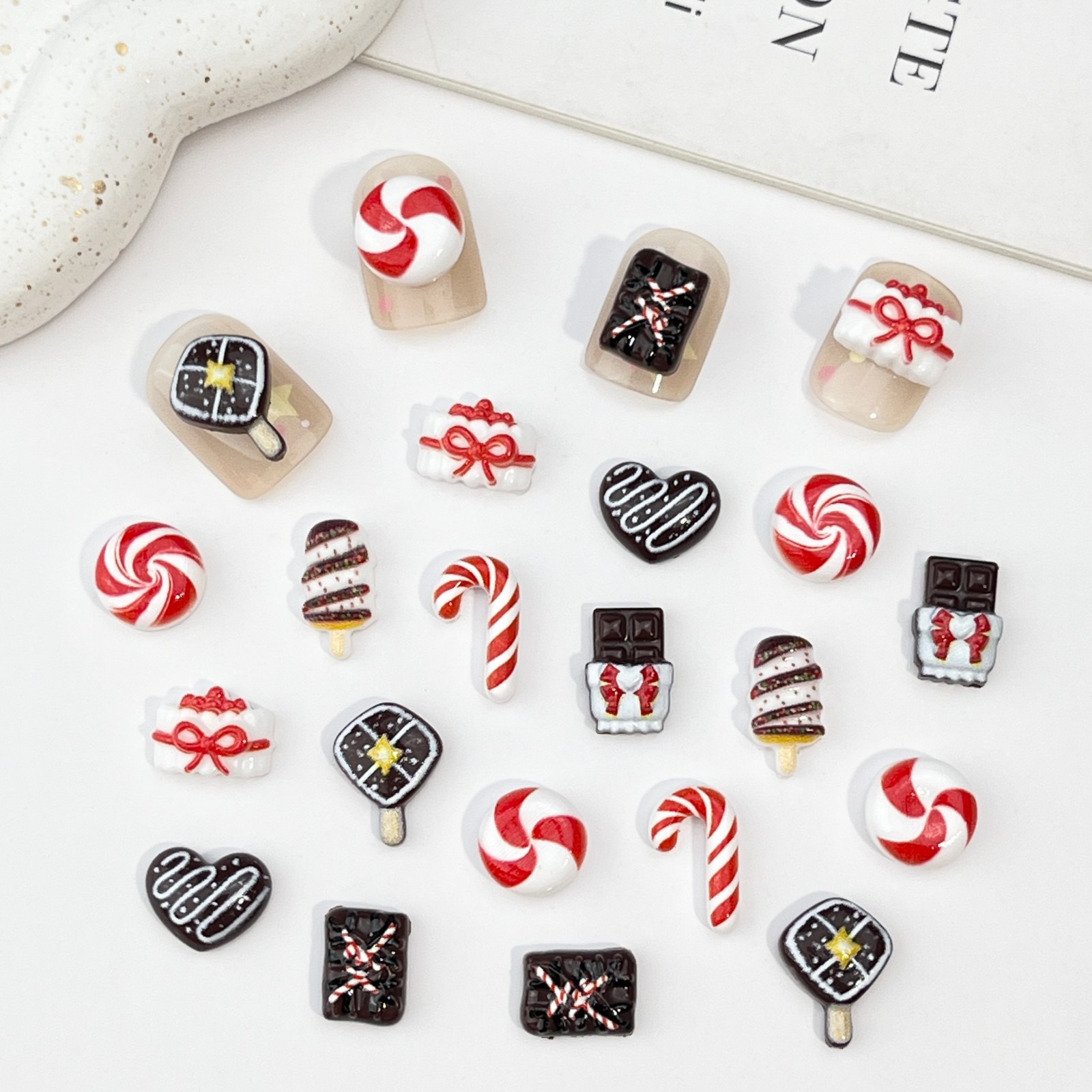 50個入り レジン製 ミニクリスマスチョコレートデコレーショ - Nail Art Motif のレビューと価格